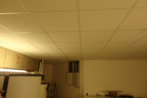 Úprava stropu v technické  místnosti, pomocí akustickýchdesek